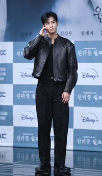 [포토] 차은우 ‘라이더 자켓 입고 하트’