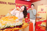 롯데리아, 압도적인 크기의 ‘왕돈까스버거’ 출시 “왕 크니까 왕 맛있다!”