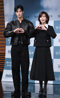 [포토] 차은우, 김남주 ‘달달한 하트 포즈’