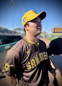 데뷔전 무실점 홀드 고우석 “피하고 싶었던 효준이형 상대···서울시리즈 색다른 느낌 들 것” [SSAZin]