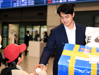 [포토] 밝은 얼굴로 사인 응하는 문동주