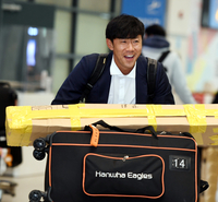 [포토] 이명기 ‘환한 얼굴로 귀국’