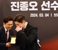 [포토]부모님 축하에 눈물 보이는 ‘사격영웅’ 진종오 은퇴