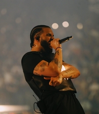 ‘힙합 플렉스’ 드레이크, 팬에게 아낌없는 기부 행보…母 집 대출금→암 극복 팬까지[할리웃톡]