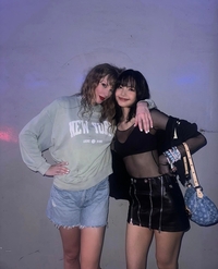 블핑 리사, 테일러 스위프트와 어깨동무…특급 인맥 자랑[할리웃톡]