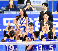 [포토]‘IBK 선수들 보며 미소’ 이제훈