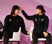 [포토] 박지수 머리 정리해주는 박지현 ‘따스한 손길’