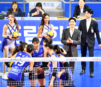 [포토]‘IBK 선수에 박수 보내며’ 이제훈