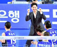 [포토]‘IBK 선수들과 눈맞춤’ 이제훈