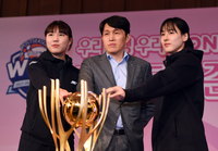 [포토] 포토타임 갖는 우리은행 위성우 감독-박지현-김단비