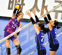 [포토]‘블로킹 피해 틀어서 강타’ 김연경