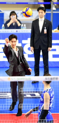 [포토]‘승리기원 시구··’ 이제훈