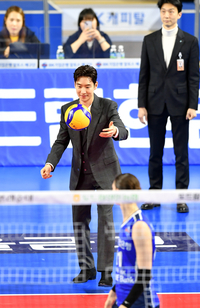 [포토]‘손이냐? 발이냐? 이제훈