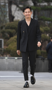 [포토] 이정재 ‘미소 가득한 입장’