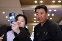 [포토] 팬들과 사진 찍는 이범호 감독