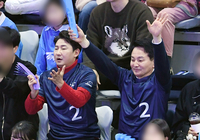 [포토]대한항공-우리카드 경기 관전하는 이천수와 원희룡 후보