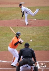 “하나 빼고 생각대로 콜” 류현진 ABS 체험기···그리고 피치클락 위한 피치컴 요구 [SS대전in]