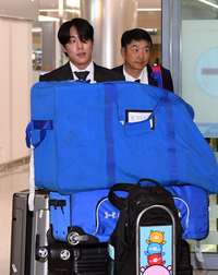 [포토]스프링캠프 마치고 귀국하는 삼성 원태인과 정민태 코치