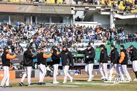 ‘정규시즌 개막 아닌데···’ 시범경기 첫날부터 만원관중, 피치클락 효과로 경기도 스피드업 [SSin수원]