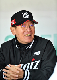 [포토]‘지난해 챔피어 LG 상대 시범경기 준비하는’ KT 이강철 감독