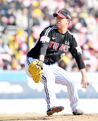 [포토]세번째 투수로 등판하는 LG 김유영