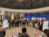 ‘NY리버티 국제공항에 울려퍼진 감동의 목소리’ 예일大 아카펠라그룹, 출국 앞서 에어프레미아 탑승객 위한 특별공연