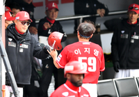 [포토]‘7회초 득점한 이지영’ 이승용감독의 축하