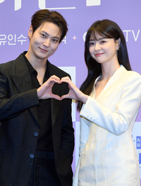 [포토]함께 하트 만들어 보이는 주원-권나라