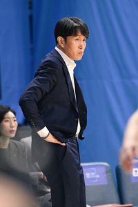 설욕 노리는 우리은행 위성우 감독 “박지현과 면담, 선수 믿는다” [PO2차전 브리핑]