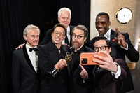 ‘노룩수상’→‘트로피 강탈’…오스카 시상식, 아시아★ 인종차별 논란에 누리꾼 분노[할리웃톡]