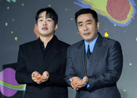 [포토]안재홍-류승룡, 소중한 ‘닭강정’ 들고!