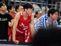 [포토]‘부상으로 벤치지키는’ 김선형