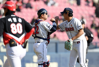 [포토]승리의 하이파이브를 나누는 두산 장승현-정철원