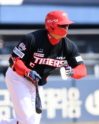 [포토]KIA 나성범, 두산 이병헌 상대 안타