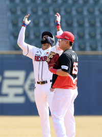 [포토]2타점 2루타에 세리머니를 하는 두산 라모스