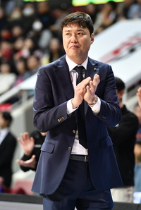 2위 경쟁하는 KT 송영진 감독 “알바노 수비 허훈에 맡긴다” [SS경기브리핑]