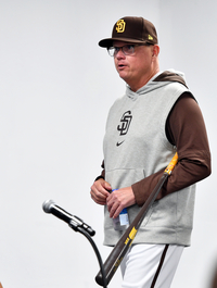 [포토]‘배트 들고 기자회견장에’ 마이크 실트 감독