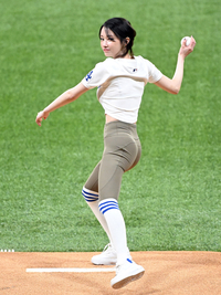 [포토]멋지게 시구하는 전종서