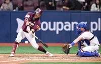 [포토]키움 최주환, LA다저스와 연습 경기 적시타