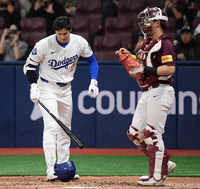 [포토]오타니, 모자가 벗겨질 정도로...