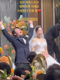 ‘만세삼창’ 홍진호 결혼식…임요환·김가연·정종연PD 등 축하 물결