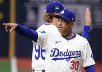 [포토]LA 다저스 데이브 로버츠 감독, 키움 선수