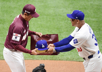 [포토]홍원기 감독-로버츠 감독, 선물 교환