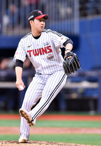 [포토] ‘9회초 책임진’ LG 유영찬