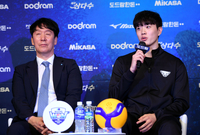 [포토] 우리카드 김지한 ‘대한항공보다 더 높은 순위로 가겠다’