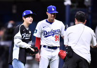 [포토] ‘모자 선물 받은’ 시구 스트레이키즈 승민