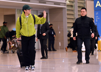[포토] ‘공항 마중나온 팬들을 향해’ 이강인