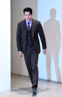 [포토] 김우빈 ‘깍듯한 인사’