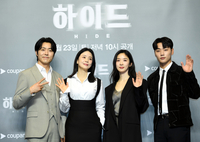 [포토] 포토타임 갖는 ‘하이드’ 이무생-이보영-이청아-이민재