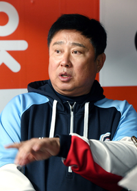 “타격이 거칠더라” 김태형 감독이 전미르를 투수로 못 박은 이유 [SS집중분석]